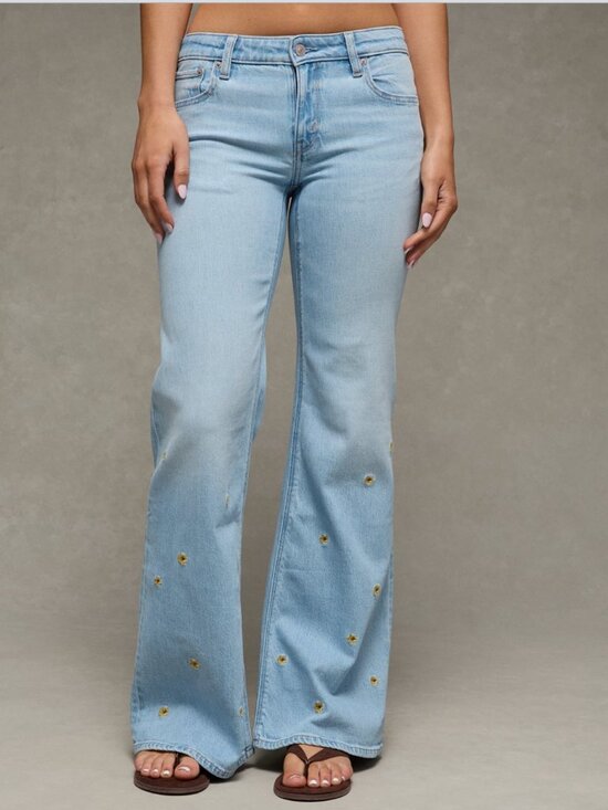 American Eagle Outfitters Denim - American Eagle Low Rise Embroidered Floral Flare Jeans Size 4 Light Wash NWOT